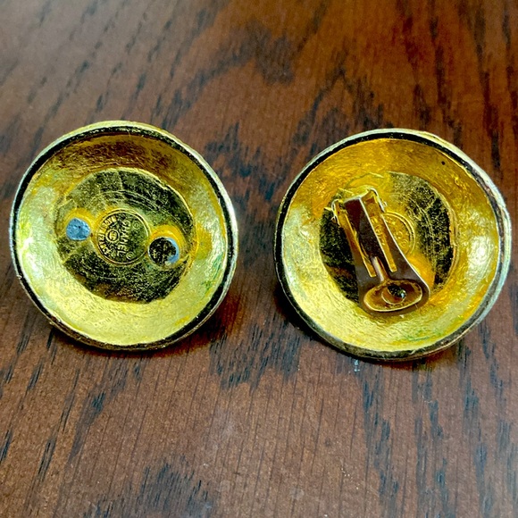 Chanel earrings-authentic vintage- 1 pc is broken. - Picture 2 of 8